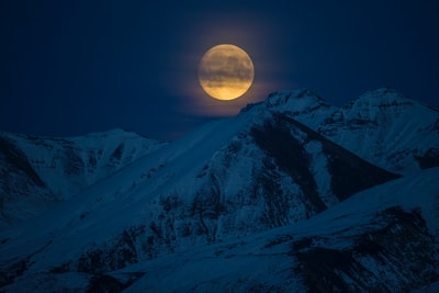 夜晚的雪山